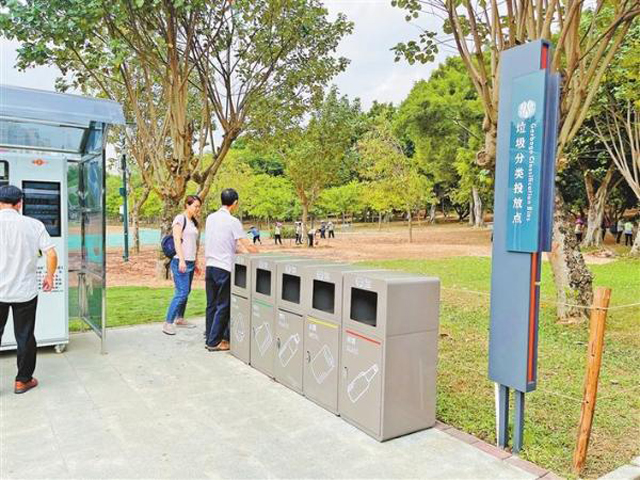 深圳蓮花山公園內(nèi)設(shè)置的垃圾分類投放點桶站